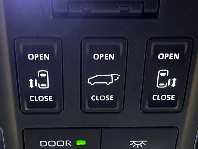 【両側パワースライドドア】スマートキーや運転席のスイッチで後席両側スライドドアの開閉が可能♪電動だから力を入れてドアを開ける必要が無く、小さなお子様でも簡単に開け閉めでき快適です♪