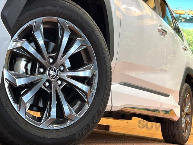 【純正18インチアルミホイール】外観にマッチした純正アルミホイールを装着しております。各種社外アルミホイールや、スタッドレスタイヤも取扱いしております。是非ご相談ください♪