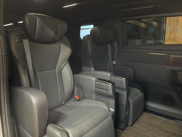 後部座席も気になるようなキズ・汚れやへたり等、大きなダメージはなく、良好な状態です。