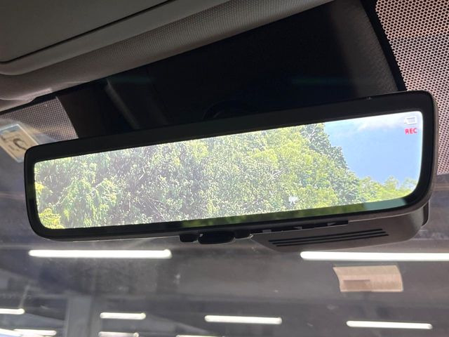 【デジタルインナーミラー】カメラが撮影した車両後方の映像をルームミラー内に表示。クリアな視界で状況の確認が可能です!※ドラレコ機能ご利用には別途SDカードをご用意いただく場合があります。