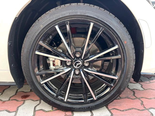 �y����17�C���`�A���~�z�C�[���z�O�ςɃ}�b�`���������A���~�z�C�[���𑕒����Ă���܂��B�e��ЊO�A���~�z�C�[����A�X�^�b�h���X�^�C�����戵�����Ă���܂��B���񂲑��k����������