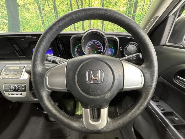 �C���e���A�ɍ��킹���f�U�C���̃X�e�A�����O�́A�^�]�������̂��Ƃ��l���A�^�]���₷���`��A�傫���ł��B�����x�A���ۂɐG���Ă��m���߂��������B