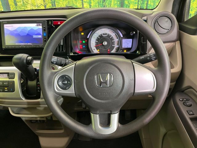 �C���e���A�ɍ��킹���f�U�C���̃X�e�A�����O�́A�^�]�������̂��Ƃ��l���A�^�]���₷���`��A�傫���ł��B�����x�A���ۂɐG���Ă��m���߂��������B