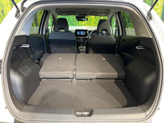 ���i�̂���������ʋ΁A���}���ɏ\���ȉ׎��X�y�[�X���m�ۂ��Ă���܂��B�Z�J���h�V�[�g��|���ƁA�傫�ȉו��̐ύڂ��\�ł���