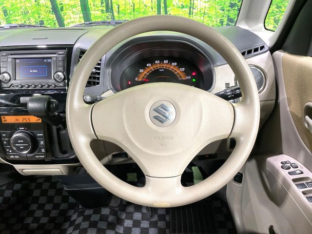 �C���e���A�ɍ��킹���f�U�C���̃X�e�A�����O�́A�^�]�������̂��Ƃ��l���A�^�]���₷���`��A�傫���ł��B�����x�A���ۂɐG���Ă��m���߂��������B