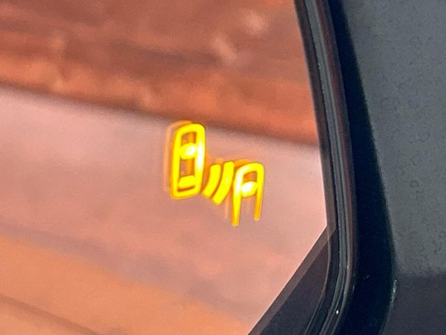 【ブラインドスポットモニター】走行中、ドアミラーの死角になりやすい箇所に後続車が接近するとサイドミラーのレンズに警告を表示!ドライバーに注意喚起をしてくれます。