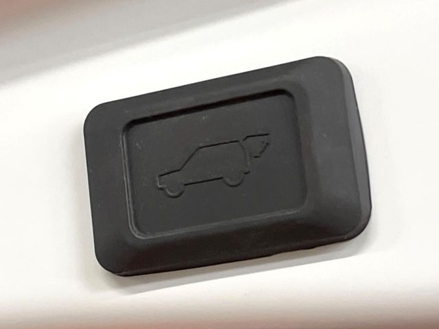 【パワーバックドア】スマートキーや運転席のボタンを押すだけでリアゲートが自動で開閉します!荷物を持っている時や、高い位置にあるバックドアを閉める際に便利な機能です♪