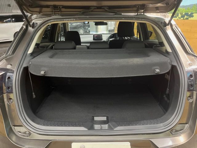 ���i�̂���������ʋ΁A���}���ɏ\���ȉ׎��X�y�[�X���m�ۂ��Ă���܂��B�Z�J���h�V�[�g��|���ƁA�傫�ȉו��̐ύڂ��\�ł���