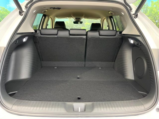 ���i�̂���������ʋ΁A���}���ɏ\���ȉ׎��X�y�[�X���m�ۂ��Ă���܂��B�Z�J���h�V�[�g��|���ƁA�傫�ȉו��̐ύڂ��\�ł���