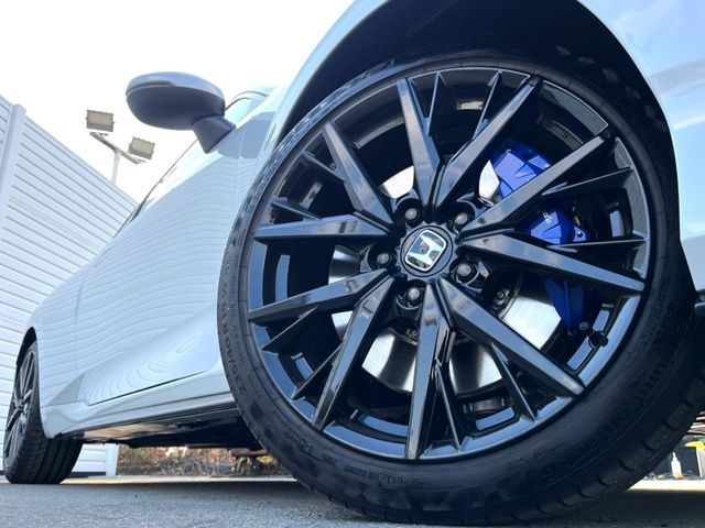 �y����19�C���`�A���~�z�C�[���z�O�ςɃ}�b�`���������A���~�z�C�[���𑕒����Ă���܂��B�e��ЊO�A���~�z�C�[����A�X�^�b�h���X�^�C�����戵�����Ă���܂��B���񂲑��k����������