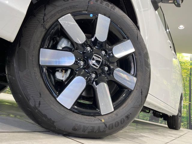 �y����15�C���`�A���~�z�C�[���z�O�ςɃ}�b�`���������A���~�z�C�[���𑕒����Ă���܂��B�e��ЊO�A���~�z�C�[����A�X�^�b�h���X�^�C�����戵�����Ă���܂��B���񂲑��k����������