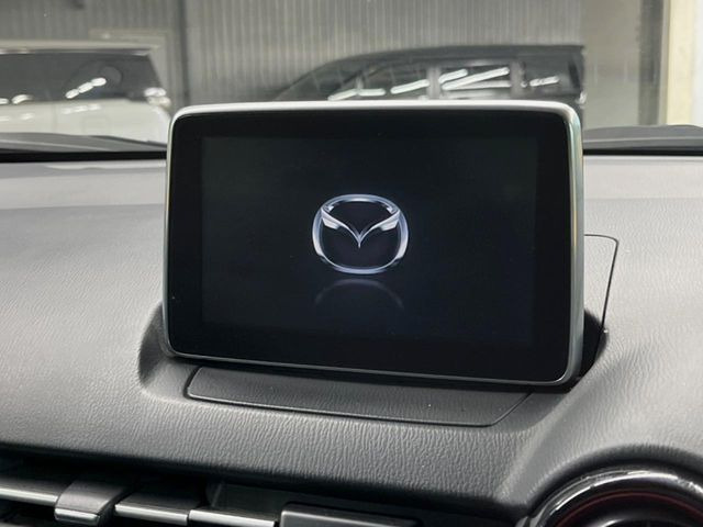 �y�}�c�_�R�l�N�g�z�ԓ��̕��͋C�Ƀ}�b�`������^�̃f�B�X�v���C�B�X�}�z�ڑ��ł̃i�r�g�p��Bluetooth�Đ����A�l�X�ȋ@�\���y���߂܂��B�����I�ȃ_�C�������삪�\�ŁA�g��������ǍD�ł��B