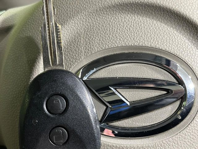 【キーレス】少し離れた場所からでもボタン一つでドアの開錠・施錠ができるのでとっても便利!ドアの鍵穴周りに傷をつけることもありません♪