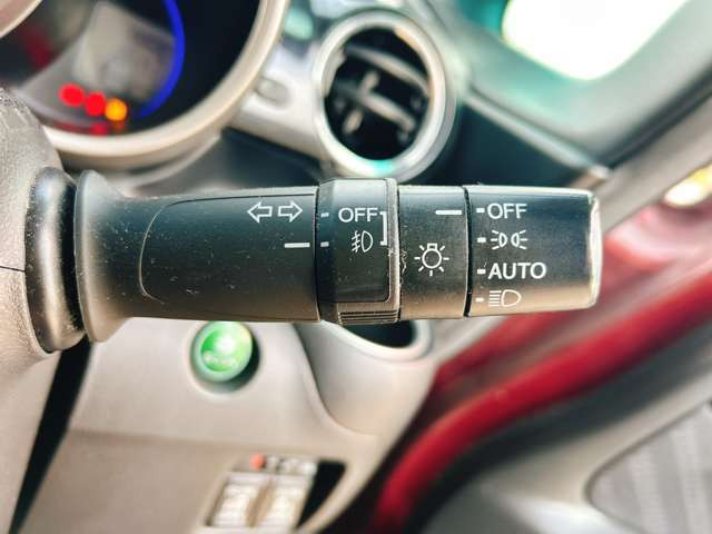 �y�I�[�g���C�g�z�ԊO�̖��邳�����m���āA�����I�Ƀw�b�h���C�g��_�����Ă���܂���g���l���𑖍s����ۂɂ��A�����I�ɓ_�����Ă���ĕ֗��ȑ�����1�ł���