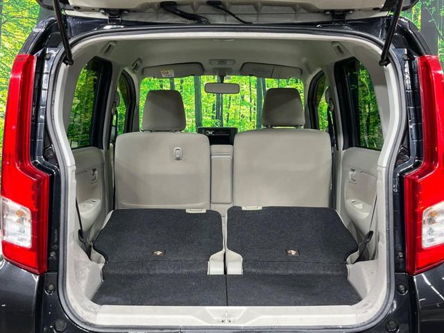 ���i�̂���������ʋ΁A���}���ɏ\���ȉ׎��X�y�[�X���m�ۂ��Ă���܂��B�Z�J���h�V�[�g��|���ƁA�傫�ȉו��̐ύڂ��\�ł���