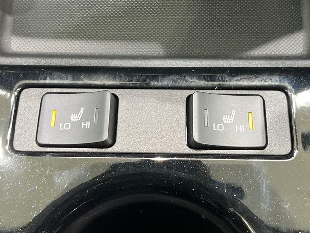 【シートヒーター】寒い日に重宝するシートヒーター!エアコンより早く温まってくれるので寒がりの人も安心ですね♪エアコンの温風は乾燥するから苦手、という方にもをおすすめです。