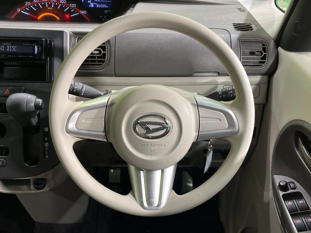 インテリアに合わせたデザインのステアリングは、運転される方のことも考え、運転しやすい形状、大きさです。是非一度、実際に触ってお確かめください。