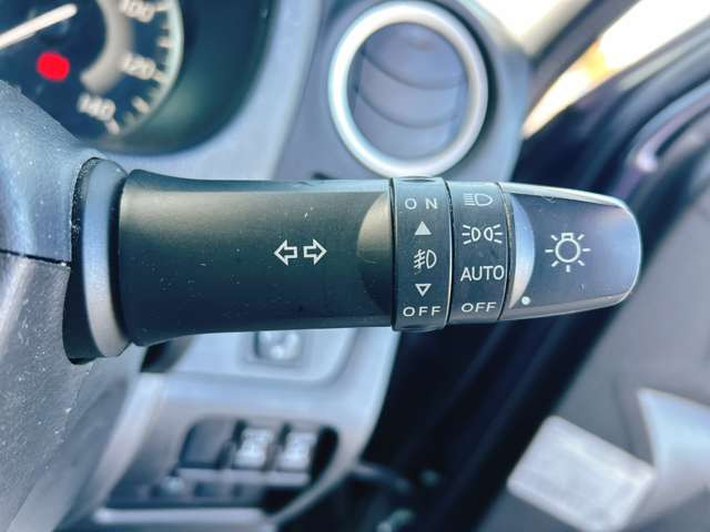 �y�I�[�g���C�g�z�ԊO�̖��邳�����m���āA�����I�Ƀw�b�h���C�g��_�����Ă���܂���g���l���𑖍s����ۂɂ��A�����I�ɓ_�����Ă���ĕ֗��ȑ�����1�ł���