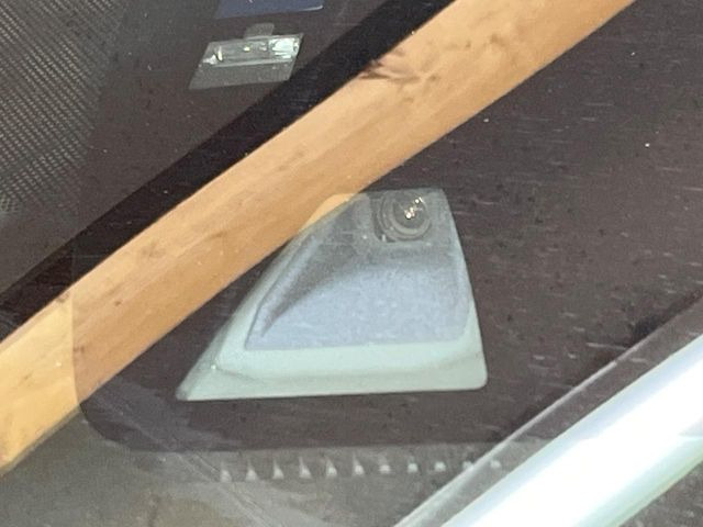 �y�X�}�[�g�u���[�L�T�|�[�g�z���s���ɑO���̎ԗ�����F�����A�Փ˂������Ȏ��͌x��ƃu���[�L�ŏՓˉ���Ɣ�Q�y�����A�V�X�g�B�����S�Ƀh���C�u�����y���݂��������܂��B