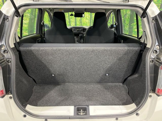 ���i�̂���������ʋ΁A���}���ɏ\���ȉ׎��X�y�[�X���m�ۂ��Ă���܂��B�Z�J���h�V�[�g��|���ƁA�傫�ȉו��̐ύڂ��\�ł���