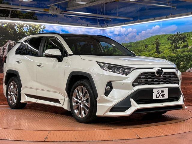 高透明度のガラス皮膜で撥水はもちろん、上質なツヤ・光沢を実現。紫外線や酸性雨から大切な愛車を保護し、色あせ・劣化を防止。「弾スプラッシュコート」、「弾プリミッサコート」からお選びいただけます。