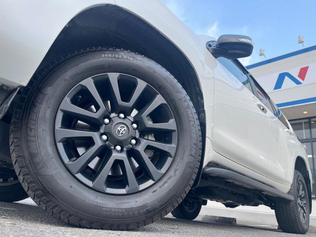 �y�O���[�h��p����18�C���`�A���~�z�C�[���z�f�U�C�����̍��������A���~�z�C�[���𑕒����Ă���܂��B�e��ЊO�A���~�z�C�[����A�X�^�b�h���X�^�C�����戵�����Ă���܂��B���񂲑��k����������