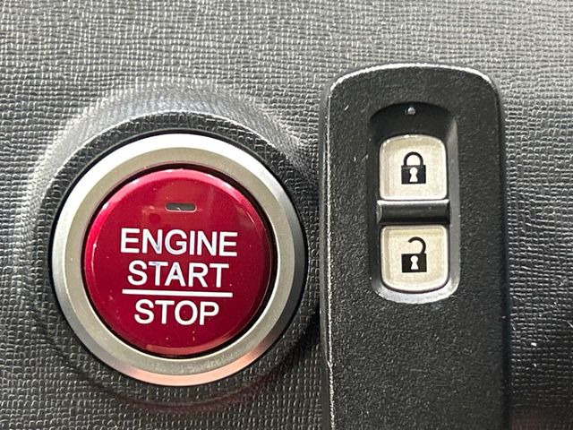 �yHonda�X�}�[�g�L�[�z�J�o����|�P�b�g�ɓ��ꂽ�܂܂ł��h�A�̎{���E�������\�ȃX�}�[�g�L�[�𑕔��B�G���W���̃I���E�I�t�����J�M�����o���K�v����������Ƃ��Ă��֗��ł���