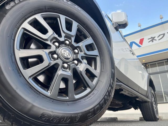 �y����18�C���`�A���~�z�C�[���z�O�ςɃ}�b�`���������A���~�z�C�[���𑕒����Ă���܂��B�e��ЊO�A���~�z�C�[����A�X�^�b�h���X�^�C�����戵�����Ă���܂��B���񂲑��k����������