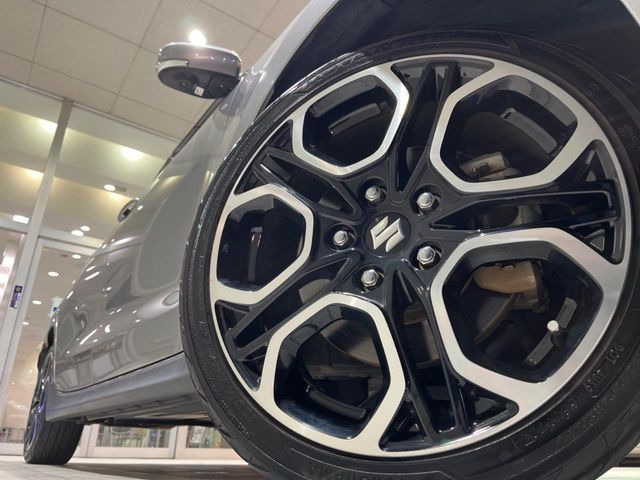 �y����17�C���`�A���~�z�C�[���z�O�ςɃ}�b�`���������A���~�z�C�[���𑕒����Ă���܂��B�e��ЊO�A���~�z�C�[����A�X�^�b�h���X�^�C�����戵�����Ă���܂��B���񂲑��k������