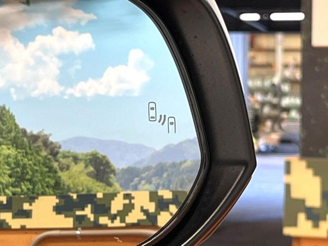 【ブラインドスポットモニター】走行中、ドアミラーの死角になりやすい箇所に後続車が接近するとサイドミラーのレンズに警告を表示!ドライバーに注意喚起をしてくれます。