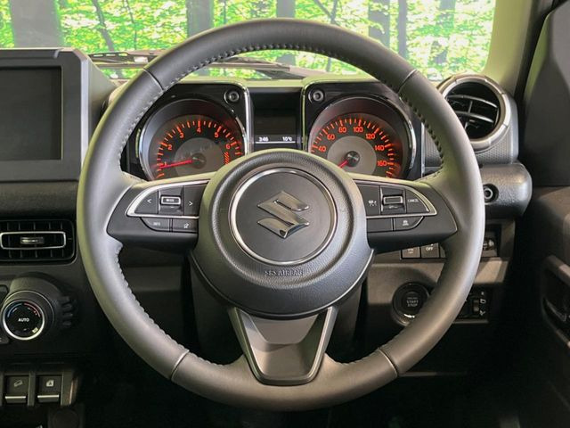 �C���e���A�ɍ��킹���f�U�C���̃X�e�A�����O�́A�^�]�������̂��Ƃ��l���A�^�]���₷���`��A�傫���ł��B�����x�A���ۂɐG���Ă��m���߂��������B