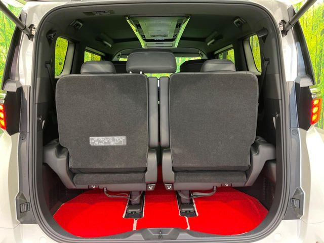 普段のお買い物や通勤、送迎等に十分な荷室スペースを確保しております。サードシートを倒すと、大きな荷物の積載も可能です♪