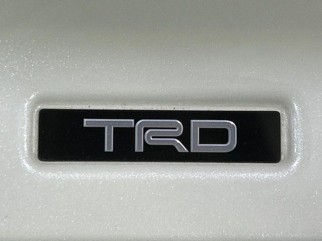 【TRDエアロ】人気のTRDエアロを装備!クルマの外観がよりスタイリッシュになり、街中で存在感あふれる1台に♪将来買い替える時にもリセールに影響しやすく、価値ある人気の装備です!