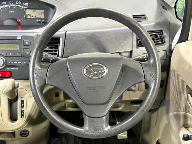 �C���e���A�ɍ��킹���f�U�C���̃X�e�A�����O�́A�^�]�������̂��Ƃ��l���A�^�]���₷���`��A�傫���ł��B�����x�A���ۂɐG���Ă��m���߂��������B