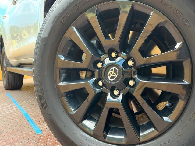 �y����18�C���`�A���~�z�C�[���z�O�ςɃ}�b�`���������A���~�z�C�[���𑕒����Ă���܂��B�e��ЊO�A���~�z�C�[����A�X�^�b�h���X�^�C�����戵�����Ă���܂��B���񂲑��k����������