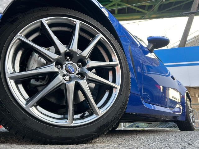 �y����17�C���`�A���~�z�C�[���z�O�ςɃ}�b�`���������A���~�z�C�[���𑕒����Ă���܂��B�e��ЊO�A���~�z�C�[����A�X�^�b�h���X�^�C�����戵�����Ă���܂��B���񂲑��k����������