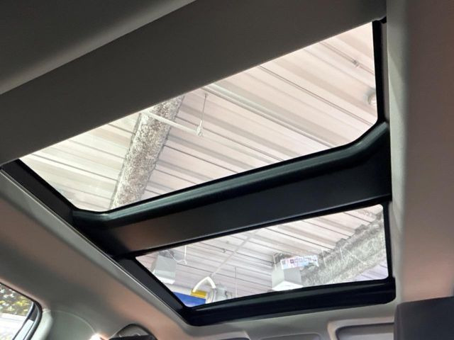 【大型サンルーフ】車内の解放感が一気に上がる大型のパノラマルーフ!季節を問わず開放的で快適なドライブをお楽しみいただけます。流通量も少なく希少価値の高い人気の装備です♪