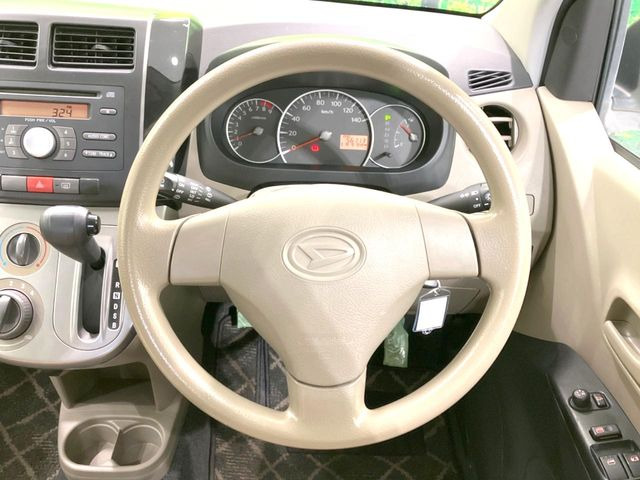 �C���e���A�ɍ��킹���f�U�C���̃X�e�A�����O�́A�^�]�������̂��Ƃ��l���A�^�]���₷���`��A�傫���ł��B�����x�A���ۂɐG���Ă��m���߂��������B