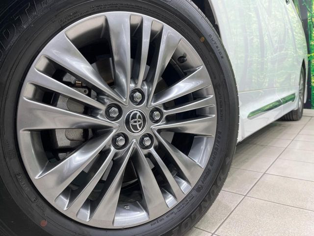 【純正18インチアルミホイール】外観にマッチした純正アルミホイールを装着しております。各種社外アルミホイールや、スタッドレスタイヤも取扱いしております。是非ご相談ください♪
