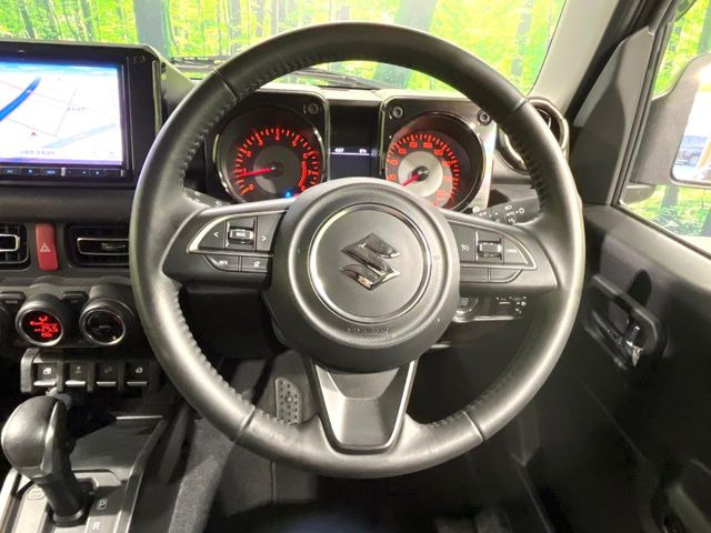 �C���e���A�ɍ��킹���f�U�C���̃X�e�A�����O�́A�^�]�������̂��Ƃ��l���A�^�]���₷���`��A�傫���ł��B�����x�A���ۂɐG���Ă��m���߂��������B