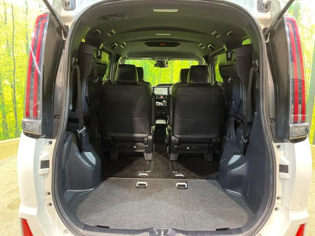 ���i�̂���������ʋ΁A���}���ɏ\���ȉ׎��X�y�[�X���m�ۂ��Ă���܂��B�Z�J���h�V�[�g��|���ƁA�傫�ȉו��̐ύڂ��\�ł���