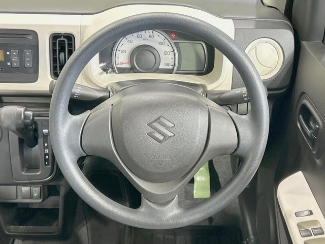 �C���e���A�ɍ��킹���f�U�C���̃X�e�A�����O�́A�^�]�������̂��Ƃ��l���A�^�]���₷���`��A�傫���ł��B�����x�A���ۂɐG���Ă��m���߂��������B