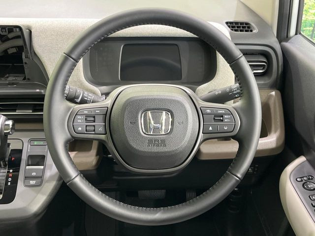 �C���e���A�ɍ��킹���f�U�C���̃X�e�A�����O�́A�^�]�������̂��Ƃ��l���A�^�]���₷���`��A�傫���ł��B�����x�A���ۂɐG���Ă��m���߂��������B