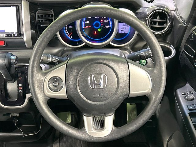 �C���e���A�ɍ��킹���f�U�C���̃X�e�A�����O�́A�^�]�������̂��Ƃ��l���A�^�]���₷���`��A�傫���ł��B�����x�A���ۂɐG���Ă��m���߂��������B