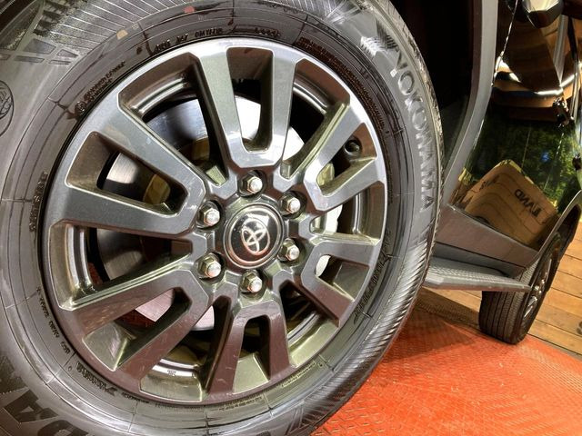 �y����18�C���`�A���~�z�C�[���z�O�ςɃ}�b�`���������A���~�z�C�[���𑕒����Ă���܂��B�e��ЊO�A���~�z�C�[����A�X�^�b�h���X�^�C�����戵�����Ă���܂��B���񂲑��k����������