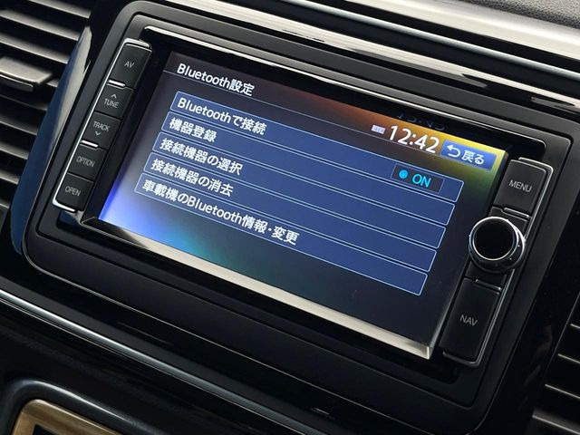 ��Bluetooth:���莝���̃X�}�[�g�t�H���ȂǂƐڑ����A�n���Y�t���[�ʘb��Տꊴ����~���[�W�b�N�Đ������y���݂��������܂��B�����ڑ��ł��̂Ŕς킵��������܂����