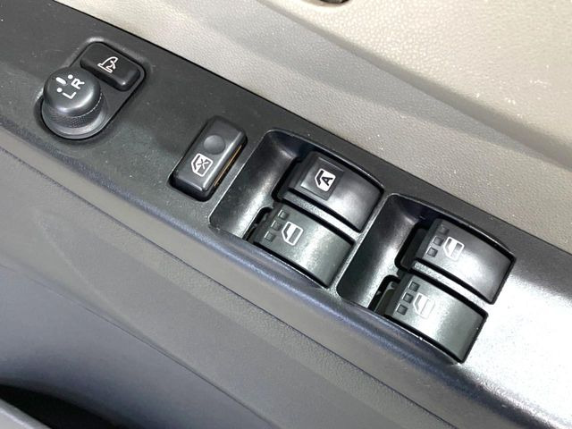 �y�d���i�[�~���[�z�T�C�h�~���[�͓d���i�[���ƂȂ��Ă���A�������ԏ�ł��L�Y�������X�N��}�����܂��B