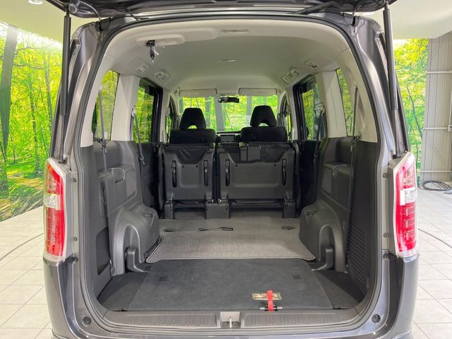 ���i�̂���������ʋ΁A���}���ɏ\���ȉ׎��X�y�[�X���m�ۂ��Ă���܂��B�Z�J���h�V�[�g��|���ƁA�傫�ȉו��̐ύڂ��\�ł���