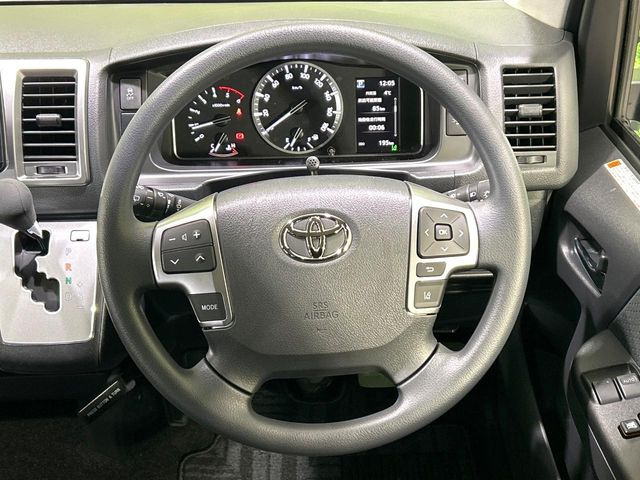 �C���e���A�ɍ��킹���f�U�C���̃X�e�A�����O�́A�^�]�������̂��Ƃ��l���A�^�]���₷���`��A�傫���ł��B�����x�A���ۂɐG���Ă��m���߂��������B