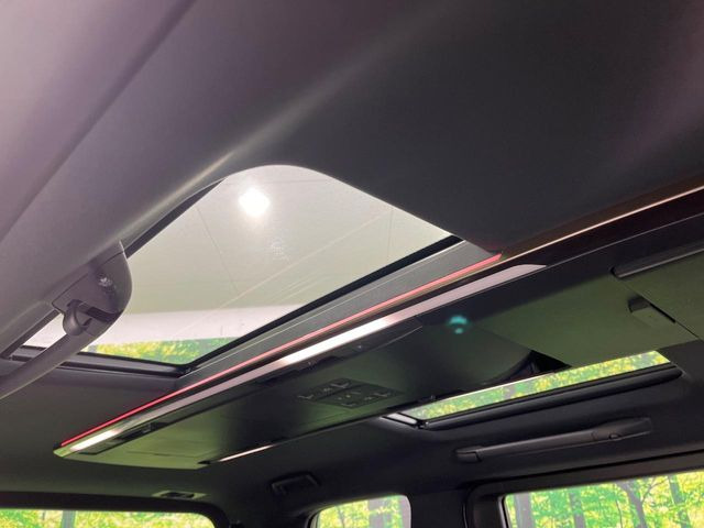 【左右独立ムーンルーフ】2列目左右席にそれぞれ配置されたガラスルーフ!日差しに合わせて片側だけシェードを閉めることも可能です!